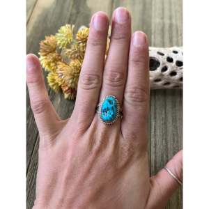 Anillo Navajo Hecho a Mano con Turquesa Kingman y Plata de Ley, Joyería Cultural Coleccionable, Talla 7.75 - Product Image 2