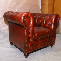 Sofá Chesterfield Clásico de Cuero de Cabra Marrón |   Espuma inflable de alta densidad para tres personas |   Diseño Antiguo para Villas y Hoteles