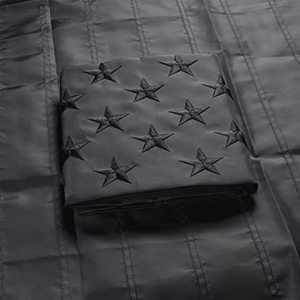 Drapeaux américains noirs 3x5 pieds, drapeau américain entièrement noir brodé pour l'extérieur, fabriqué aux États-Unis, drapeau américain double face très résistant - Product Image 1