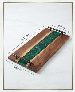 Plateau décoratif moderne en bois d'acacia avec incrustation de résine verte, design rectangulaire avec poignée, motif abstrait, art en bois artisanal - Product Image 4