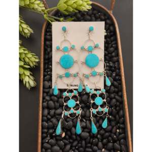 Boucles d'oreilles pendantes Zuni faites à la main en turquoise de Kingman et argent sterling, design géométrique - Product Image 1