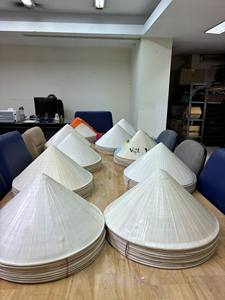 Sombrero cónico vietnamita tradicional: un regalo único y exquisito hecho a mano. - Product Image 6