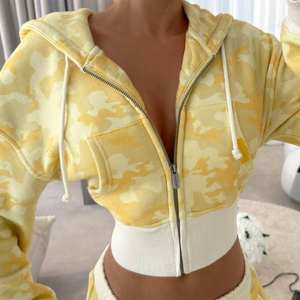 ชุดเซ็ทฮู้ดดี้ 2 ชิ้น เสื้อผ้ากีฬาผู้หญิง ซิปแบบรูดขึ้น ชุดฮู้ดดี้ครอปปักลายตัวอักษร ลายพราง ไซส์พลัส ชุดวอร์ม โลโก้สั่งทำได้ - Product Image 6