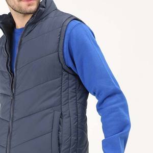 Veste matelassée pour homme avec logo personnalisé, coupe ajustée, sans manches, fermeture éclair intégrale, style streetwear, vestes d'hiver pour homme - Product Image 3