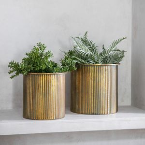 Jardinière en métal doré idéal pour ajouter une touche royale aux balcons terrasses ou aux espaces de jardin aménagés - Product Image 1