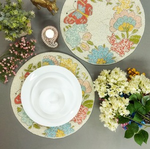 Camino de Mesa Decorativo de Tela con Cuentas, Diseño Maravilloso, Hecho a Mano en India, con 6 Manteles Individuales y 1 Camino de Mesa con Cuentas - Product Image 1