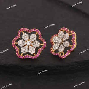 Boucles d'oreilles clous florales argentées avec grappe de diamants en moissanite étincelants et design de luxe pour un port quotidien élégant - Product Image 2