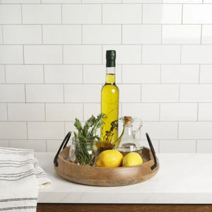 Plateau de service en bois de forme ronde fait à la main avec matériau de poignée de couleur noire en métal avec approvisionnement d'artisanat décoratif d'aspect brillant - Product Image 1