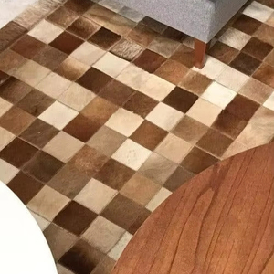 Alfombra de retazos de piel de vaca natural Alfombra de piel de vaca genuina Alfombra de área de lujo hecha a mano Venta al por mayor Tamaños personalizados disponibles - Product Image 1