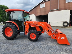 Tracteur agricole Kubota L3560 à roues motrices 4x4, transmission par engrenages, 60 CV, rouge, avec benne avant multifonctionnelle - Product Image 5