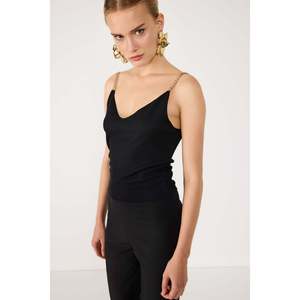 Chemise décontractée pour femmes, col en V, détails de bretelles, col à volants, logo brodé sur le devant, lin et mousseline, XS XL, ajustée, pour le bureau, printemps - Product Image 2