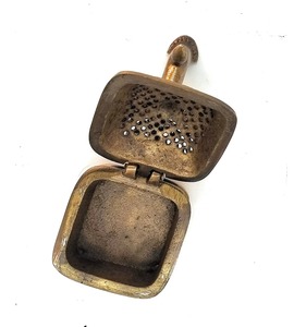 Brûleur d'encens élégant de style vintage en métal doré à long manche, parfait pour la décoration de la maison, la méditation et l'usage spirituel, en provenance d'Inde - Product Image 6
