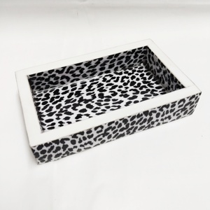 Ensemble d'accessoires de bain indiens faits à la main Distributeur de savon à main à motif noir unique Accessoires de bain en résine - Product Image 2