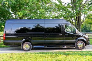 Mercedes-Benz Sprinter 3500XD Ultimate Toys Coach 2025 Súper Limpio, Listo para Enviar - Product Image 3