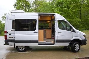 รถตู้ Mercedes-Benz Sprinter 2500 4x4 Sportsmobile ปี 2018 สภาพดี ไม่มีการตั้งราคาขั้นต่ำ วิ่ง 1,900 ไมล์ เจ้าของเดียว ระบบขับเคลื่อน 4 ล้อ ปรับแต่งเป็นรถบ้านสำหรับการเดินทางแบบออฟกริด - Product Image 2