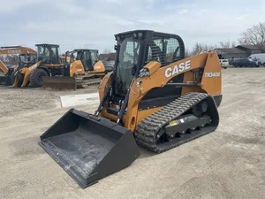 Chargeuse compacte sur chenilles TR340B d'occasion avec fourche et godet frontal – Équipement de construction - Product Image 3