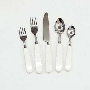 Juego de 5 cubiertos de acero inoxidable con asas de color blanco, cubiertos, cuchara, cuchillo, tenedor, perfecto para mesa de cocina, chapado en plata - Product Image 1