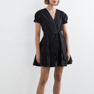 เดรสผ้าฝ้ายแขนพองทรงเอไลน์ ความยาวปานกลาง คอวี ชายระบาย พร้อมเข็มขัดผูกเข้าชุด ซิปซ่อน ลดราคาพิเศษ - Product Image 1