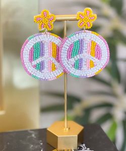 Pendientes bordados a mano coloridos grandes - Product Image 4