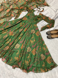 Ensemble de robe longue indienne Readymade et Dupatta, tissu en mousseline de soie à coutures complètes avec tenue de fête à impression numérique pour femmes en gros - Product Image 4