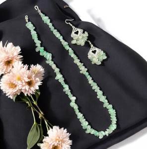 Collier de clôture en copeaux naturels de pierres précieuses aventuriennes vertes avec boucles d'oreilles Grossiste indien Fabricant - Product Image 1