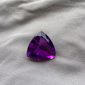 Gema de Amatista Natural Morada con Corte Trillón Triangular AAA de 7-9 Quilates, Esencial para Diseños de Joyería Únicos, Piedra de Nacimiento de Febrero - Product Image 4