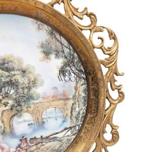 Art mural en laiton antique avec cadre ajouré orné et peinture sur porcelaine paysage au design vintage élégant - Product Image 4