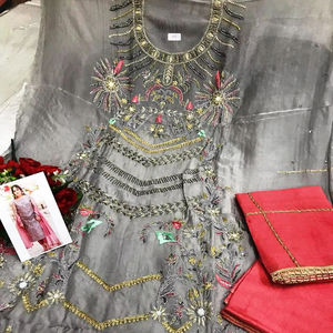 Trajes de fiesta de seda bordados a mano sin costuras de diseñador moderno para mujer estilo tradicional de moda india para fiestas - Product Image 1