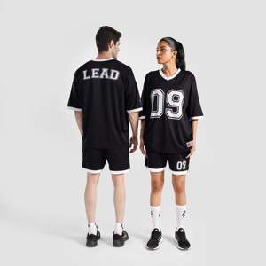 เสื้อกีฬาสีดำ ไซส์ XL ผ้าโพลีเอสเตอร์ระบายอากาศได้ดี แขนสั้น พิมพ์ลายและลายตัวเลขแบบซับลิเมชั่น ชุดเสื้อและกางเกงขาสั้น - Product Image 1