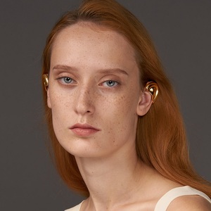 Pendientes de Media Argolla de Latón Ecológico Chapados en Oro de 18K de Alta Calidad y Moda E201200 - Product Image 6