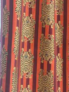 ผ้าม่านกำมะหยี่พิมพ์ลายเสือ: ผ้าม่านลายทางสีส้มและสีไวน์สไตล์โบโฮ - ขนาดสั่งทำได้ ผ้ากำมะหยี่คอตตอนคุณภาพสูงสำหรับตกแต่งบ้านของคุณ - Product Image 3