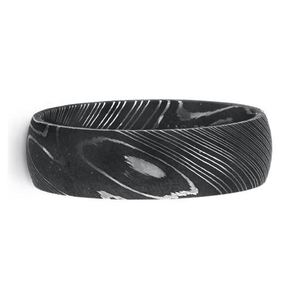 Acier de Damas martelé artisanal avec incrustation de feuille de météorite concassée bague de promesse bague de mariage pour hommes anneaux en acier de Damas - Product Image 4