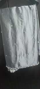 เสื้อปักไข่มุกสีขาวแบบหนาบนเสื้อส่าหรีพร้อมผ้าปักลาย zari สวยบนผ้าไหมสำหรับงานปาร์ตี้และงานแต่งงาน @ 2023 - Product Image 2