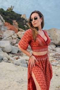 Ensemble haut court et jupe en dentelle rouge look plage bohème pour une tenue de jour de vacances tropicales - Product Image 2