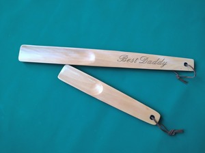 Rehausseur de chaussures en bois personnalisé de qualité supérieure avec texture de grain naturel, conçu pour un accès facile aux chaussures et un confort quotidien - Product Image 6