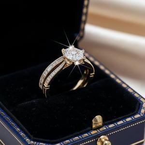 Anillo de Compromiso de Moissanita con Corte Hexagonal de 1.25 Quilates, Engaste Milgrain, Detalles en Baguette, Anillo de Boda, Conjunto Nupcial, Anillo a Juego con Engaste Canal - Product Image 2