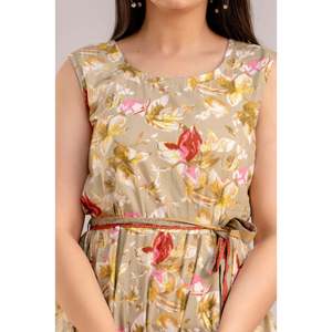 Robe maxi sans manches à ourlet asymétrique, imprimé floral, motif marron tortilla, en tissu mousseline - Product Image 5