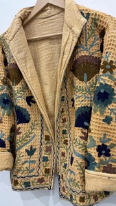 Veste courte d'hiver Suzani vintage en TNT gaufré fait à la main moutarde Veste courte à col chaud Veste courte brodée - Product Image 2