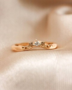 Conjunto de anillos de novia inspirado en la naturaleza con un impresionante anillo de diamante de corte pera cultivado en laboratorio y una banda curva de diseño único. - Product Image 3