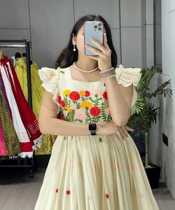 ชุดปาร์ตี้แฟนซีชุดปาร์ตี้สีแดงงานปักลายดอกไม้คาลามารีผ้าไหมแบบดั้งเดิม - Product Image 5