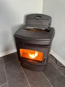 Poêle à granulés de bois à alimentation automatique de haute qualité en stock pour le chauffage domestique de 60 à 200 mètres carrés Achetez maintenant pour une livraison rapide - Product Image 3
