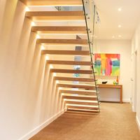 Escalier droit flottant Design Villa Stringer en acier invisible avec bande de roulement en bois Garde-corps en verre Escalier intérieur