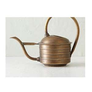 Regadera de metal diseñada para la riego regular de las plantas, que ofrece un flujo suave y controlado y un agarre firme y fácil. - Product Image 4