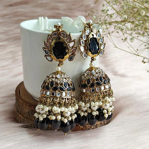 Pendientes Jhumkas Tradicionales Indios y Pendientes de Kundan Chapados en Oro con Perlas para Mujeres y Niñas - Product Image 2
