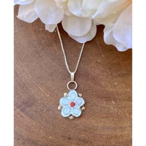 Pendentif Tamara Pinto avec corail et pierres multicolores serties dans un design floral en argent sterling - Product Image 1