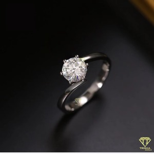 Alta demanda Moissanite Anillo de compromiso Cojín Corte brillante con color plateado para mujeres Disponible a un precio asequible - Product Image 3