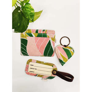 Juego de 3 accesorios de viaje Blushing Leaves con bonitas etiquetas para nombres - Product Image 1