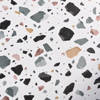 Papier peint MORLENX à motif terrazzo blanc avec des copeaux noirs, gris et pastel pour salon, chambre et café