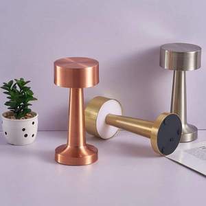 Lámpara de Escritorio LED de Estilo Europeo Ajustable, Táctil, Negra y Blanca, de Hierro, con Certificación ROHS, Diseño Simple, 50000 Horas de Duración, para Dormitorio de Hotel - Product Image 3