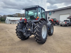 Tractor Massey Ferguson 5M.145 de 140HP con Tracción en las Cuatro Ruedas, Precio Económico, Diseñado para un Trabajo Agrícola Eficiente y un Rendimiento Óptimo en el Campo - Product Image 4